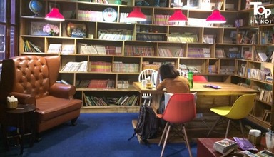 Khu vực sách của quán cafe Hoa 10 Giờ Floral & Book
